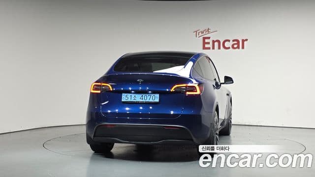 Tesla Model Y 4
