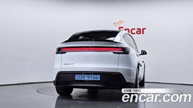 Tesla Model Y 4