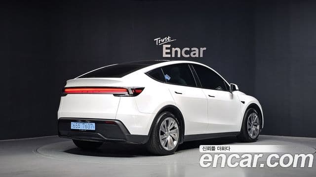 Tesla Model Y 2