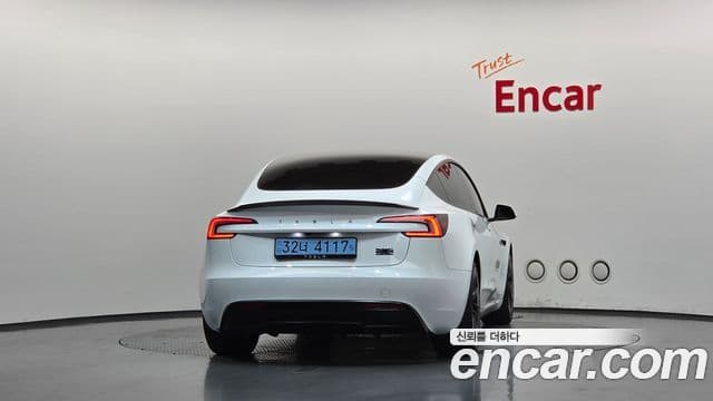Tesla Model 3 4