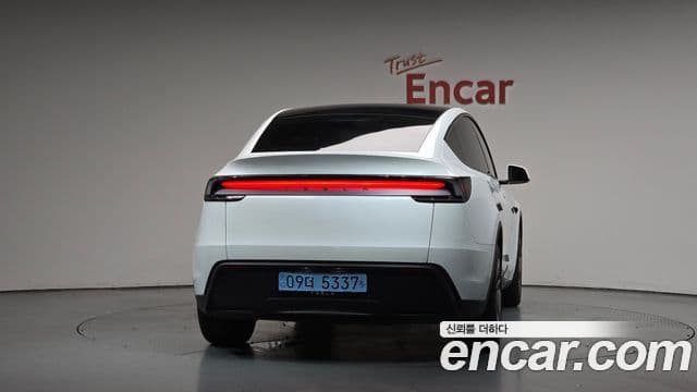 Tesla Model Y 4