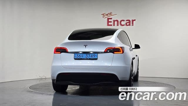 Tesla Model Y 4