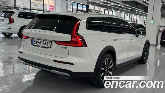 Volvo V60 Cross Country 2nd Gen 2