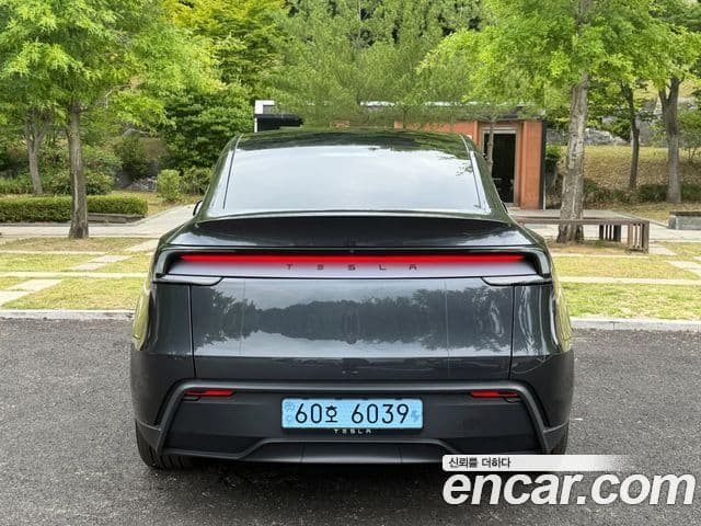 Tesla Model Y 4