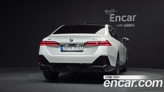 BMW 5 Series (G60) 3