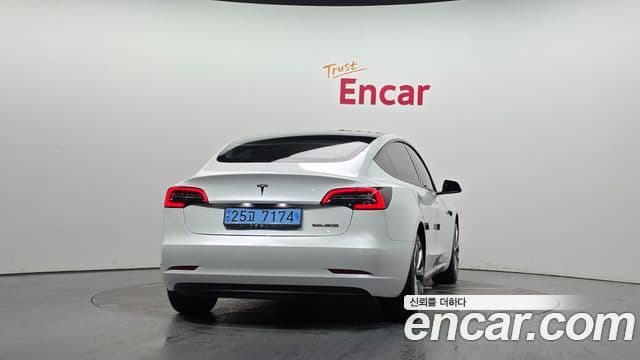 Tesla Model 3 4