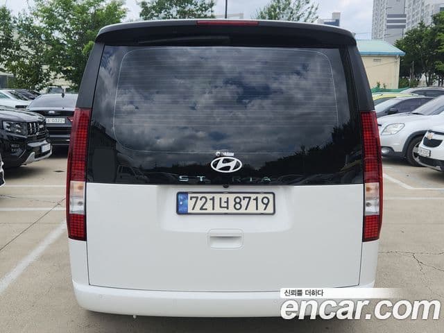 Hyundai Staria 4