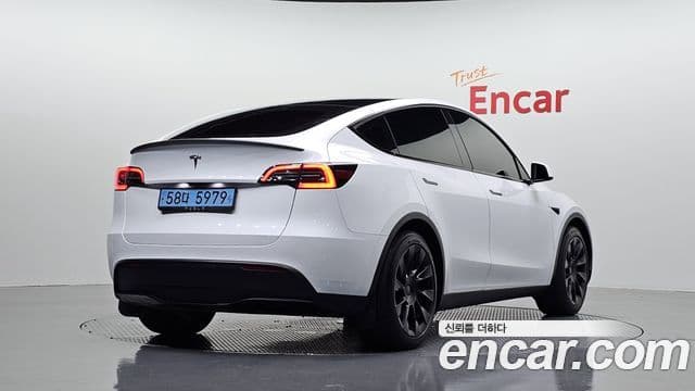 Tesla Model Y 2