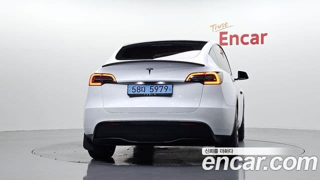 Tesla Model Y 4