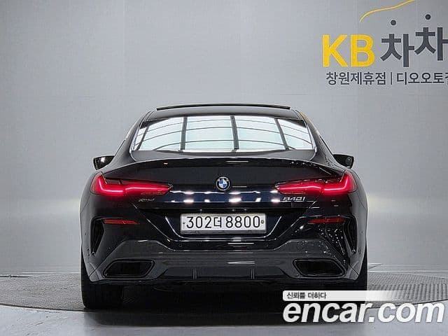 BMW 8 Series (G15) 3