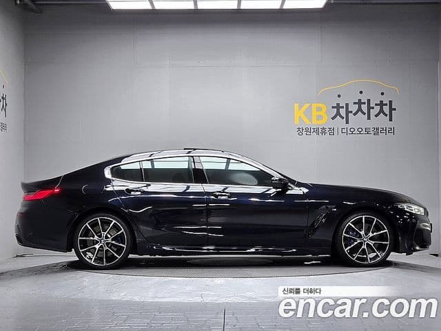 BMW 8 Series (G15) 4