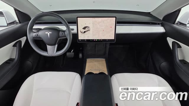 Tesla Model Y 4