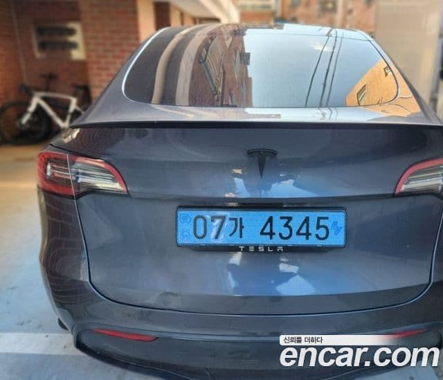 Tesla Model Y 4