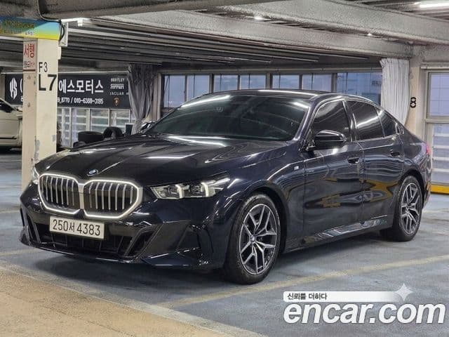 BMW 5 Series (G60)