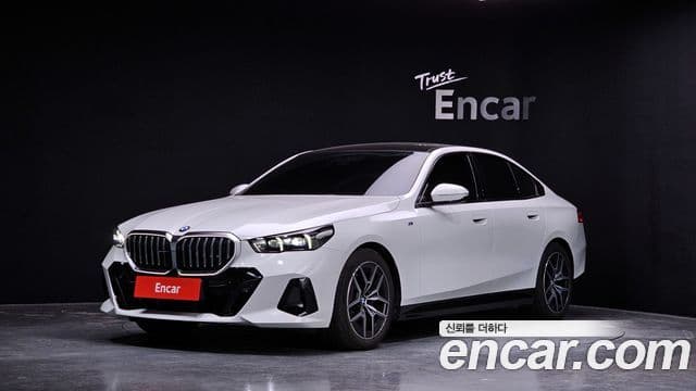 BMW 5 Series (G60) 1