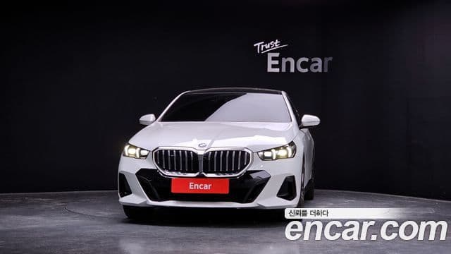 BMW 5 Series (G60) 3