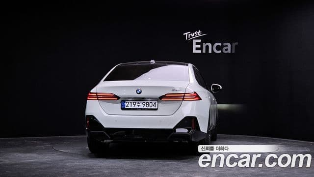 BMW 5 Series (G60) 4