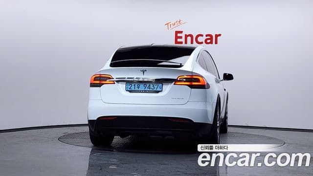 Tesla Model X 4