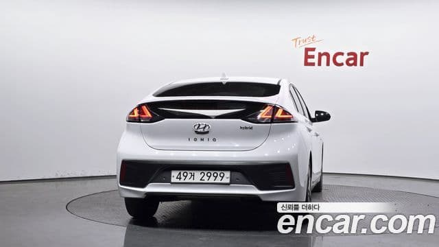 Hyundai The New Ioniq Hybrid 4