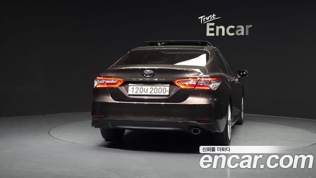 Toyota Camry (XV70) 4