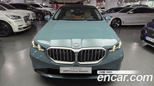 BMW 5 Series (G60) 3