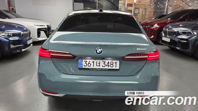 BMW 5 Series (G60) 4