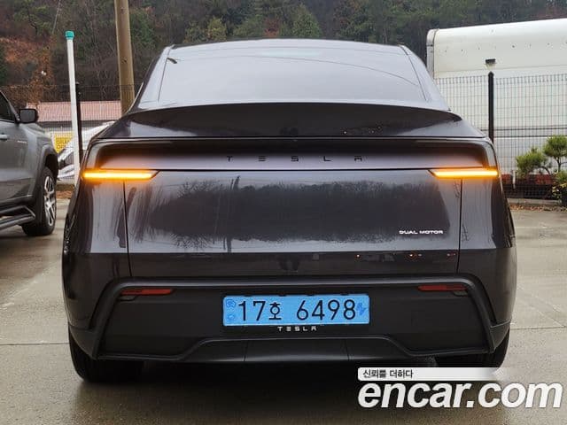 Tesla Model Y 4