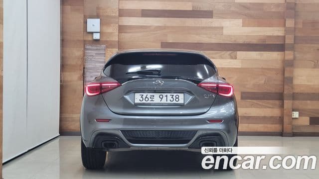 Infiniti Q30 4
