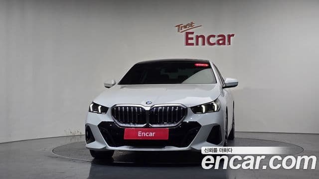 BMW 5 Series (G60) 2