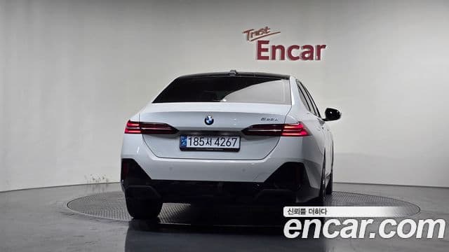 BMW 5 Series (G60) 3