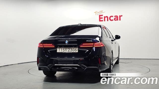 BMW 5 Series (G60) 4