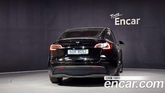 Tesla Model Y 4
