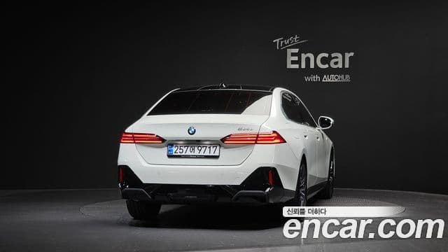 BMW 5 Series (G60) 3