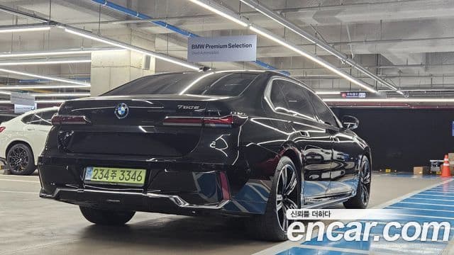 BMW 7 Series (G70) 2
