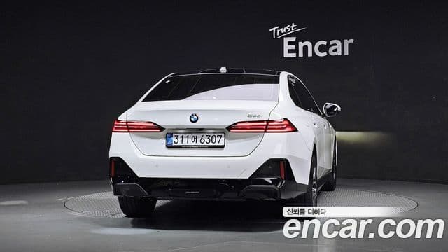 BMW 5 Series (G60) 3