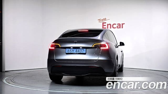 Tesla Model Y 4