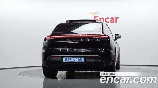 Porsche Macan EV 3