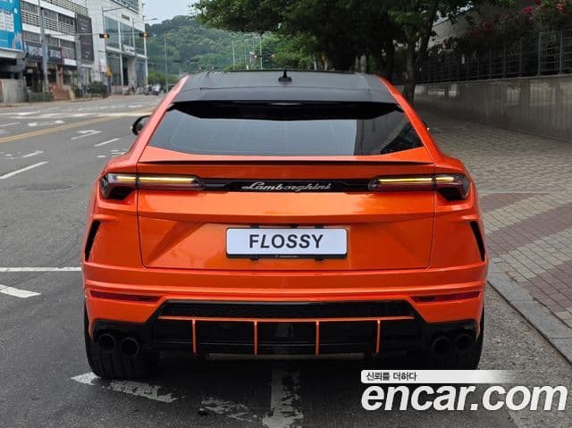 Lamborghini Urus 4