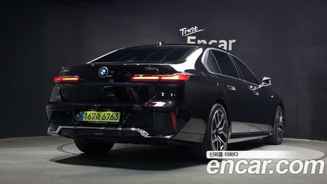 BMW 7 Series (G70) 2