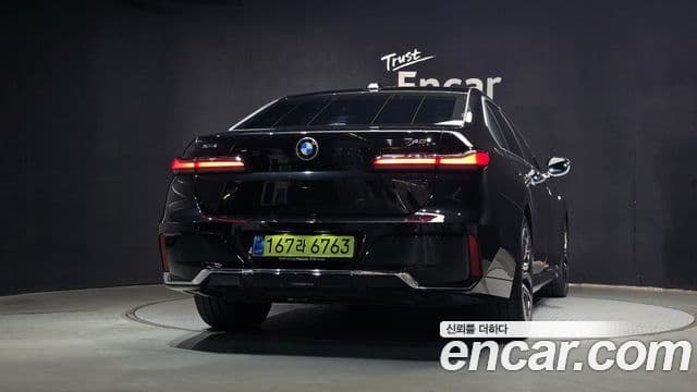 BMW 7 Series (G70) 4