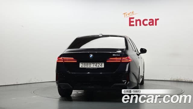 BMW 5 Series (G60) 3