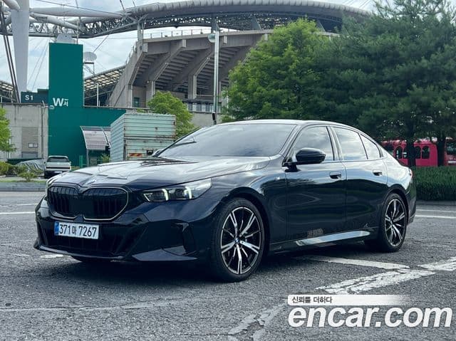 BMW 5 Series (G60) 1