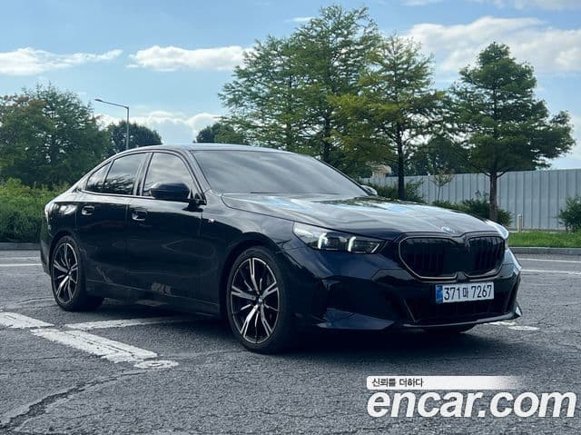 BMW 5 Series (G60) 2