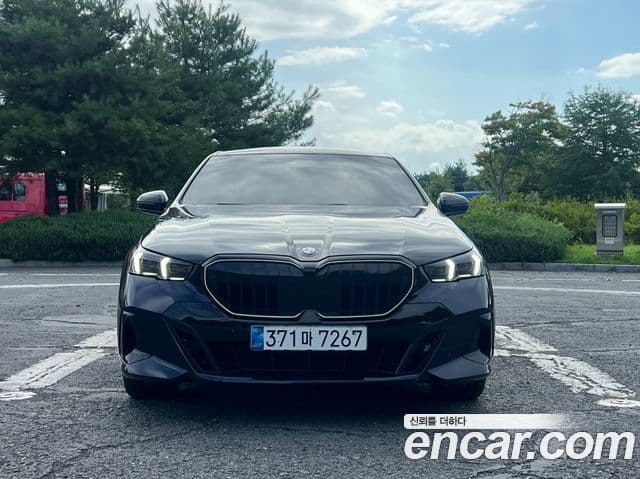 BMW 5 Series (G60) 3