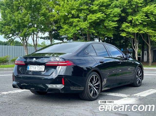 BMW 5 Series (G60) 4