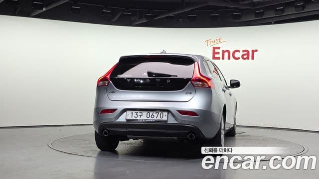 Volvo V40 4