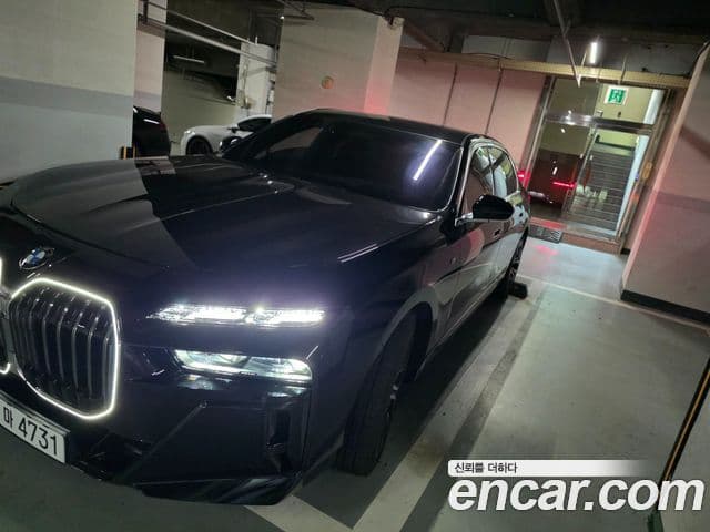 BMW 7 Series (G70) 2