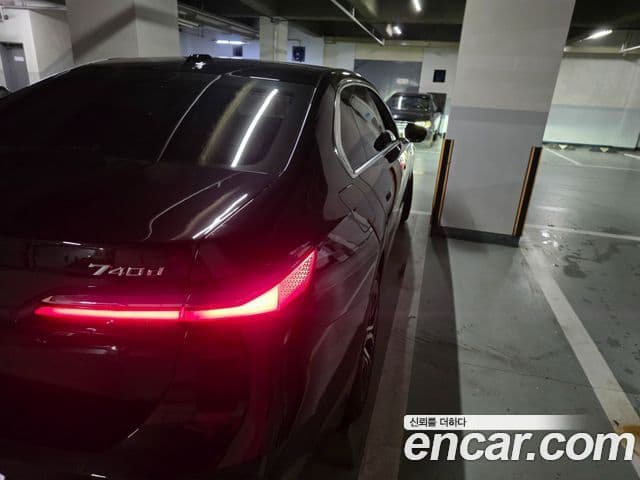 BMW 7 Series (G70) 3