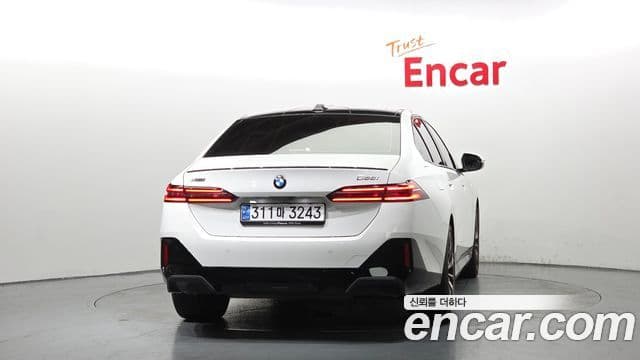 BMW 5 Series (G60) 3
