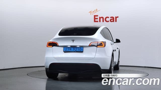 Tesla Model Y 4